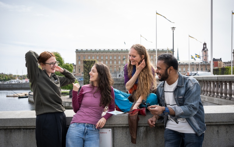 Glada studenter i Stockholms innerstad